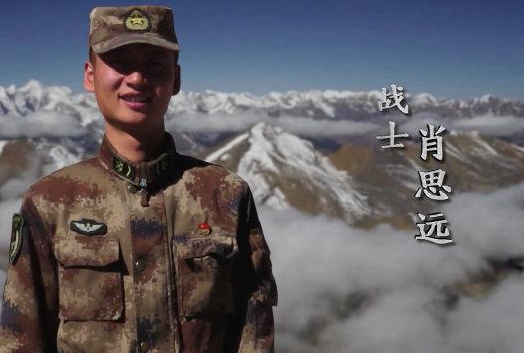 战士肖思远面对人数远远多于我方的外军,我们不但没